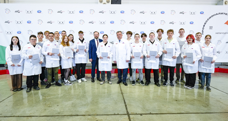 Генеральный директор CYBERSTEEL Станислав Великий вручил договоры о целевом обучении студентам опорного колледжа