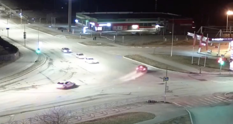 В Первоуральске машины ДПС устроили погоню за нарушителем (видео)