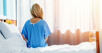 В Тюмени врачи спасают девушку, выпавшую из окна 20-го этажа