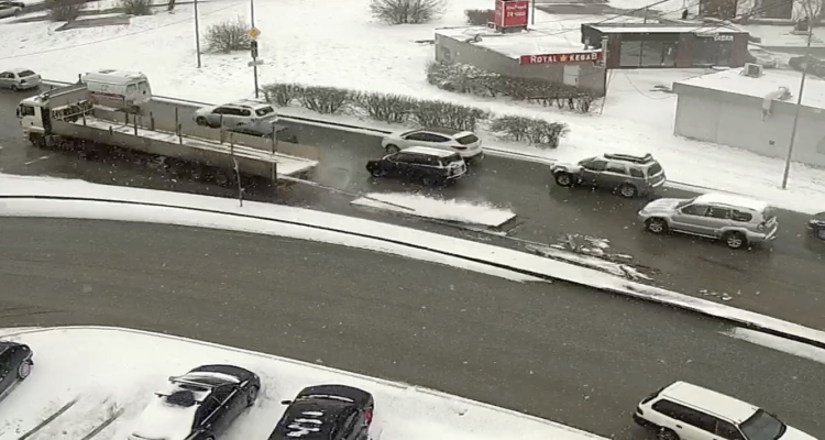 Выпавшие из грузовика трубы перегородили часть улицы. Видео