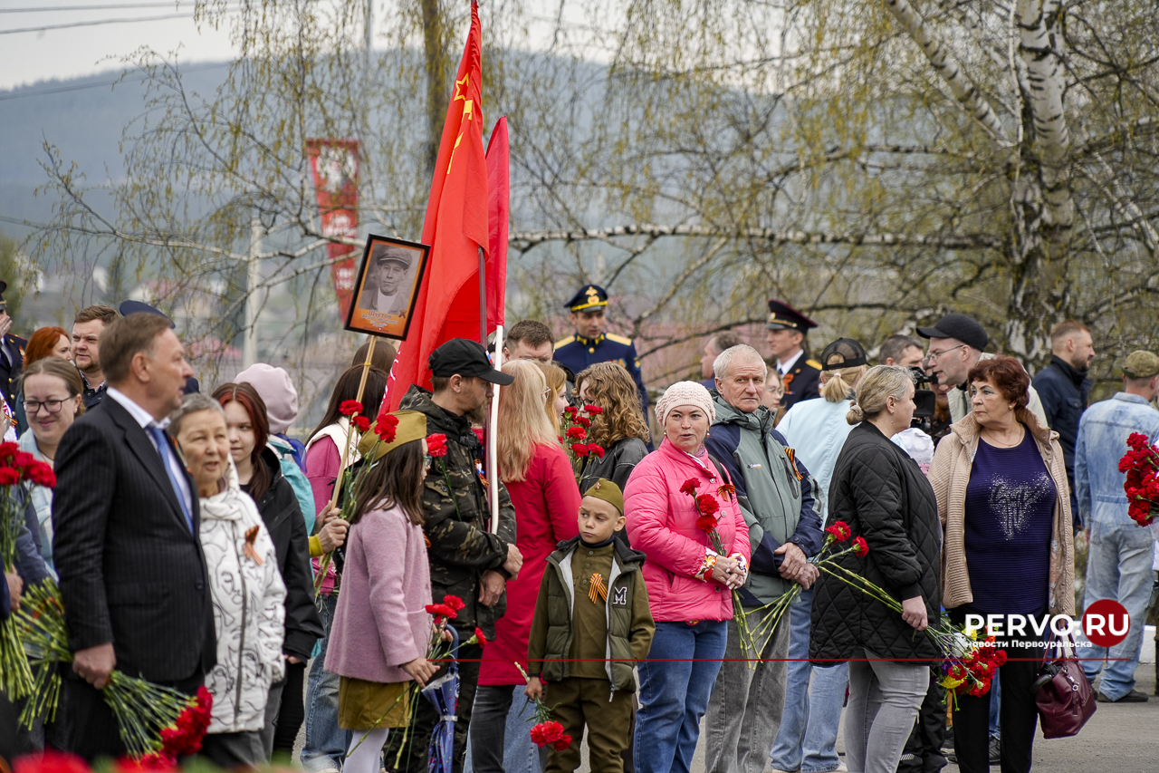 В честь Дня Победы в Первоуральске у Мемориала славы возложили цветы