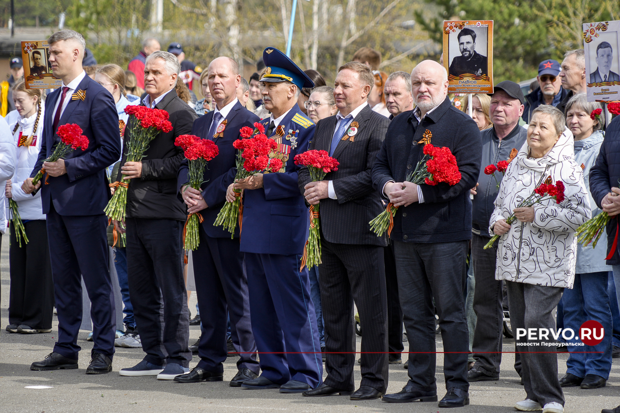 В честь Дня Победы в Первоуральске у Мемориала славы возложили цветы