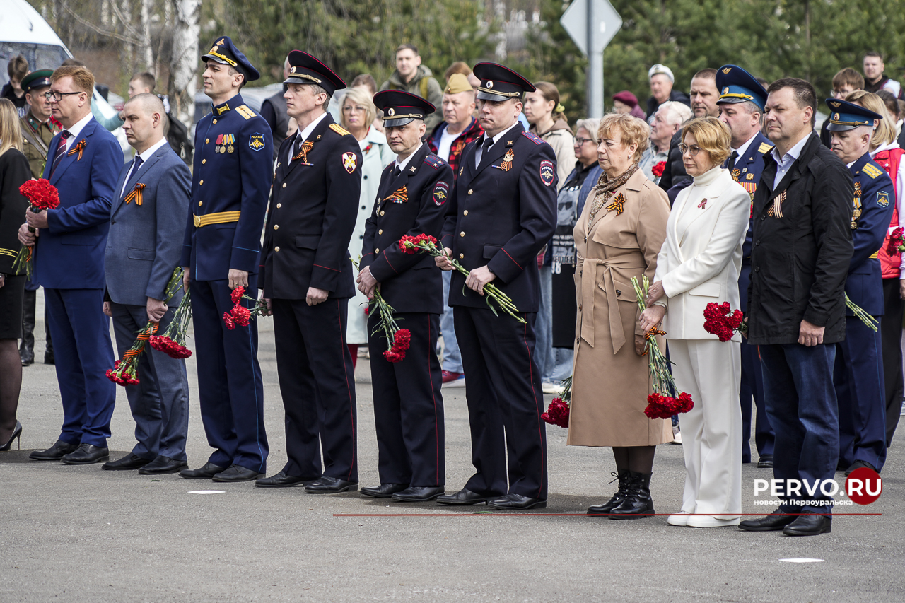 В честь Дня Победы в Первоуральске у Мемориала славы возложили цветы