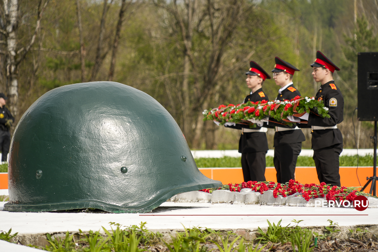В честь Дня Победы в Первоуральске у Мемориала славы возложили цветы
