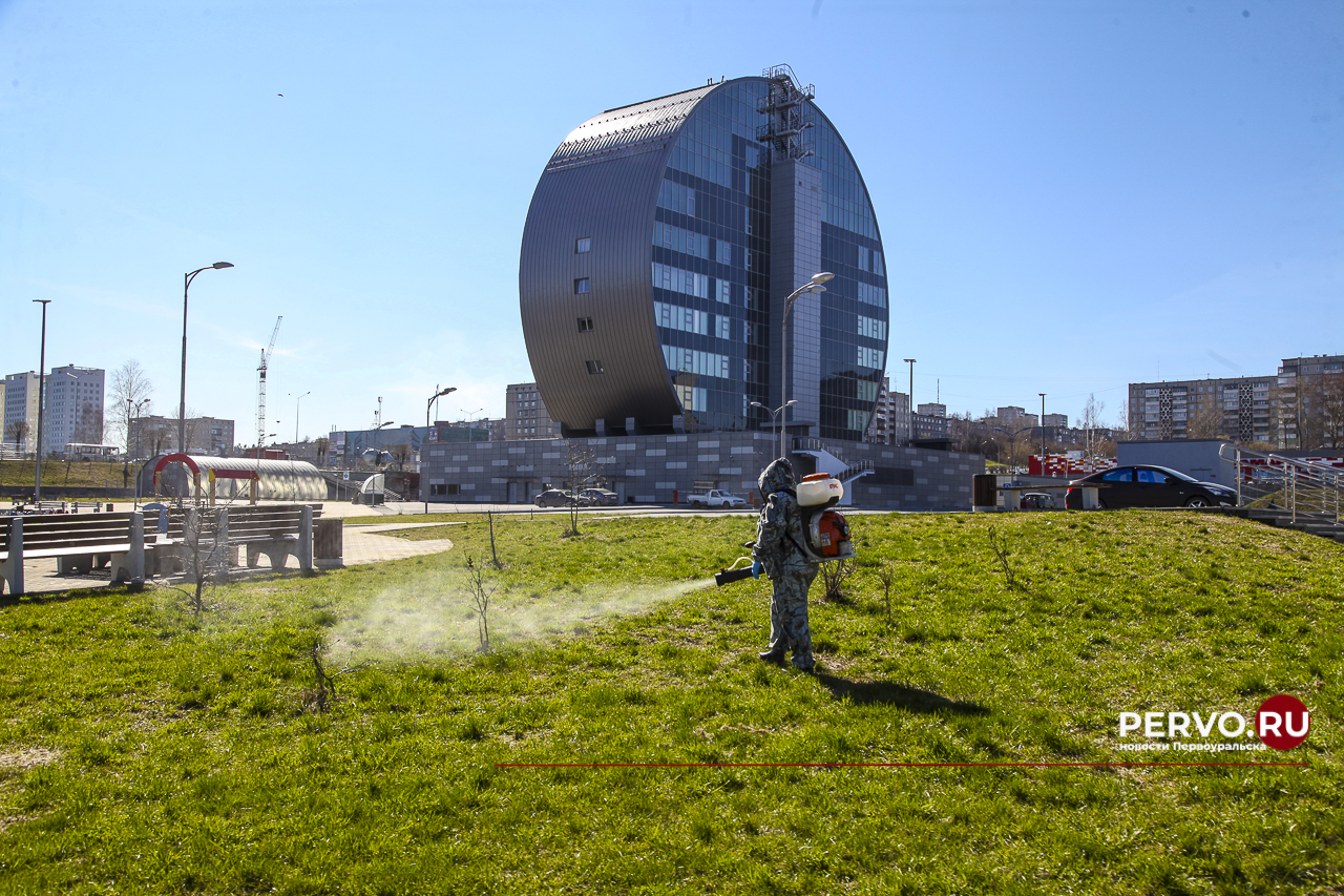 На общественных территориях проходит акарицидная обработка