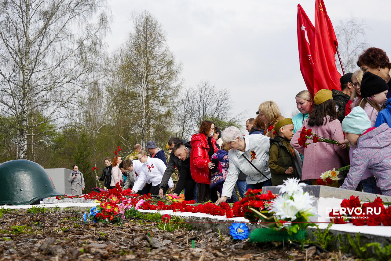 В честь Дня Победы в Первоуральске у Мемориала славы возложили цветы