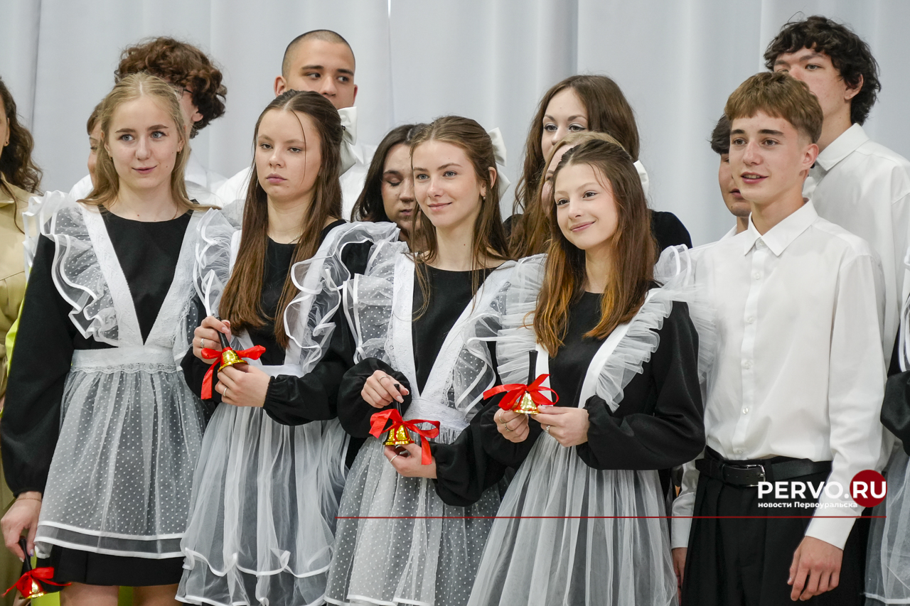В ИКЦ Первоуральска прошёл общегородской «Последний звонок-2025»