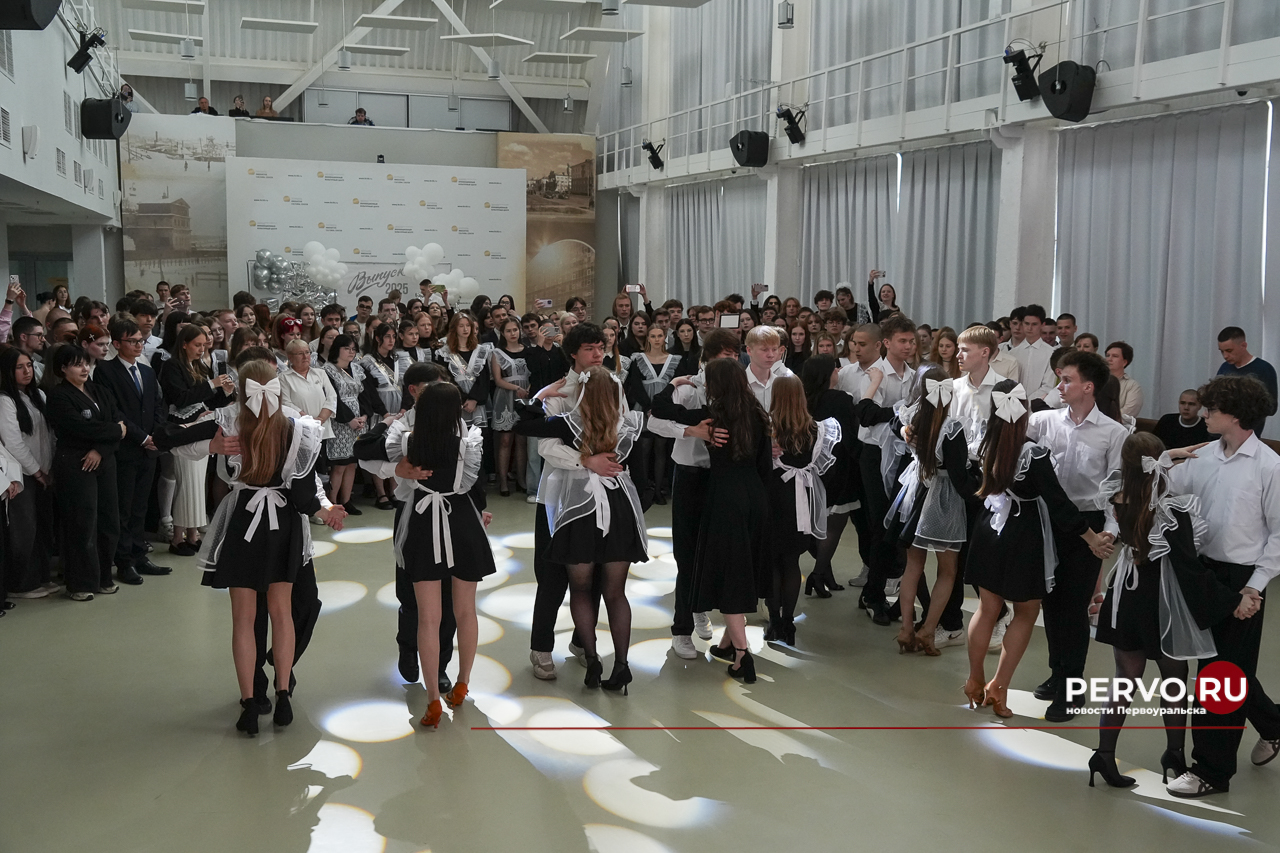 В ИКЦ Первоуральска прошёл общегородской «Последний звонок-2025»