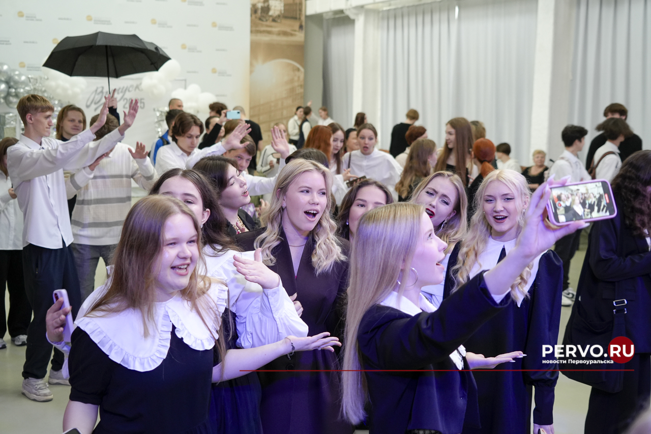 В ИКЦ Первоуральска прошёл общегородской «Последний звонок-2025»