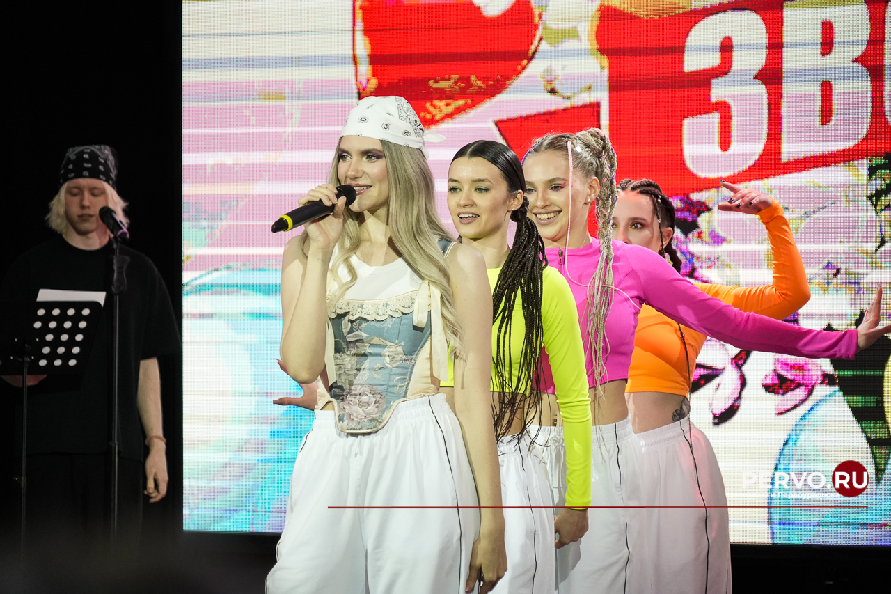 В ИКЦ Первоуральска прошёл общегородской «Последний звонок-2025»