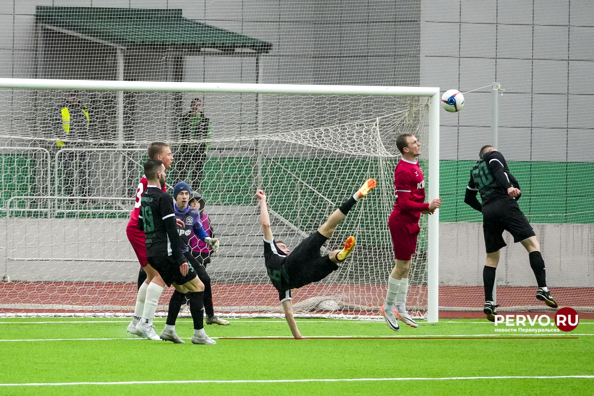 Футбольный клуб «Хромпик» разгромил «Арсенал-КПРФ»