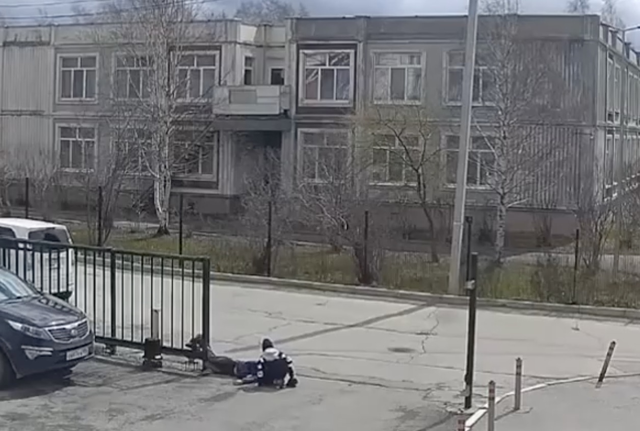 Ребёнка зажало автоматическими воротами в Первоуральске