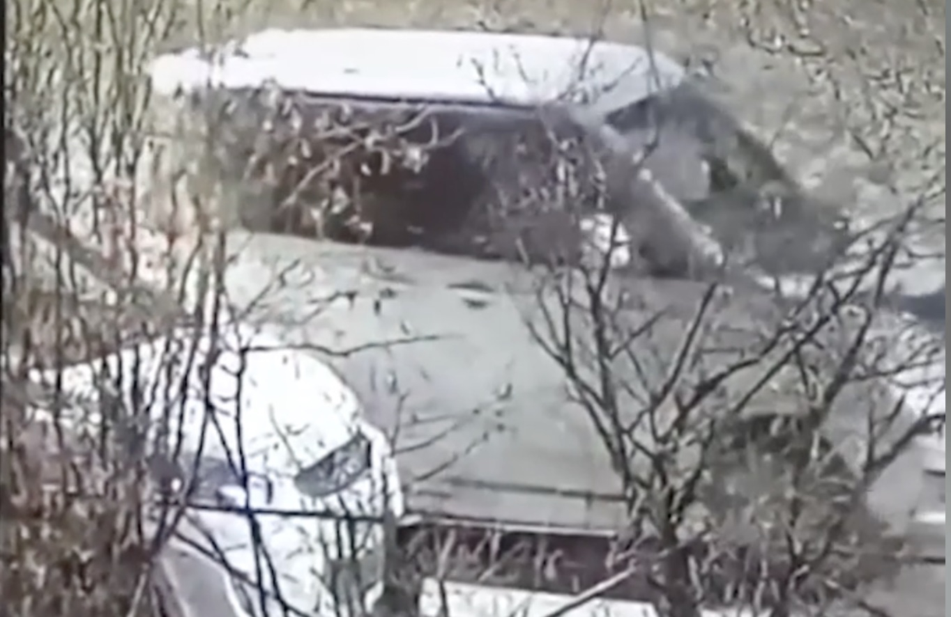 Таксист из Первоуральска проколол колеса припаркованных авто