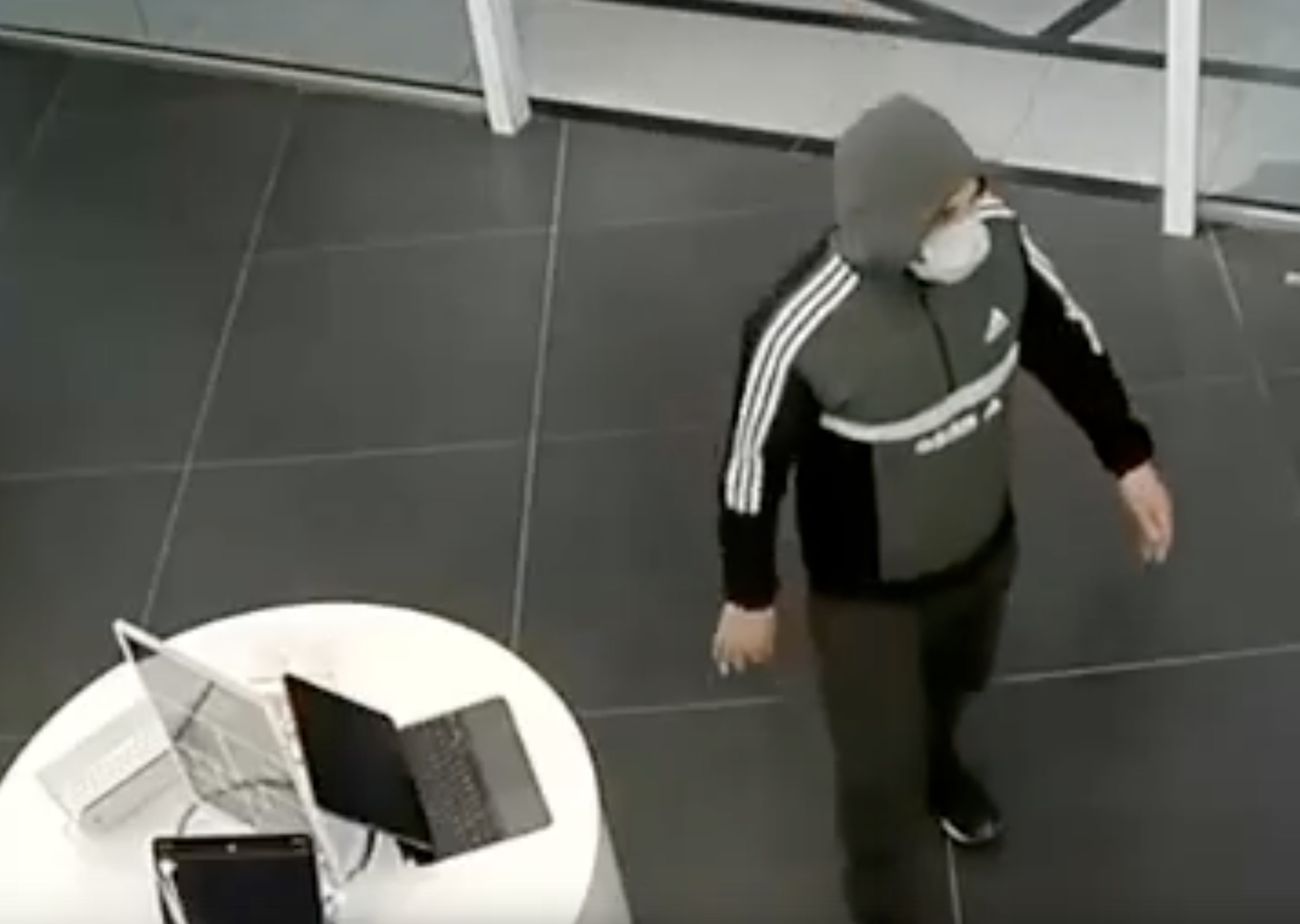 Грабители из торгового центра украли семь iPhone. Видео