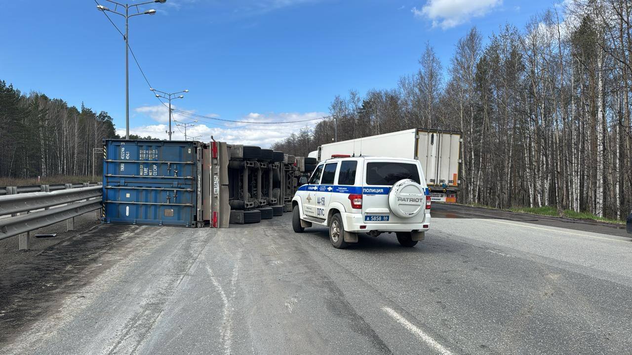 На федеральной трассе перевернулась фура