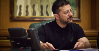 На официальной фотографии Зеленского заметили странный след на правом виске