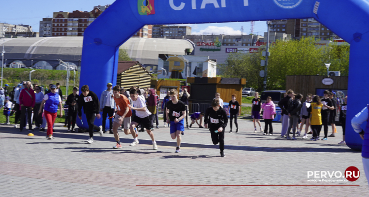 На набережной прошла легкоатлетическая эстафета, посвящённая 80-летию Победы