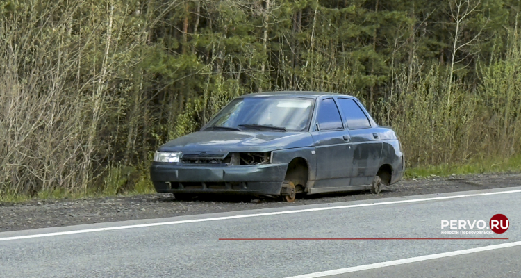 В Первоуральске неизвестные разобрали отечественный ВАЗ
