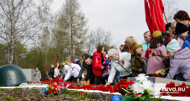 В честь Дня Победы у Мемориала славы возложили цветы