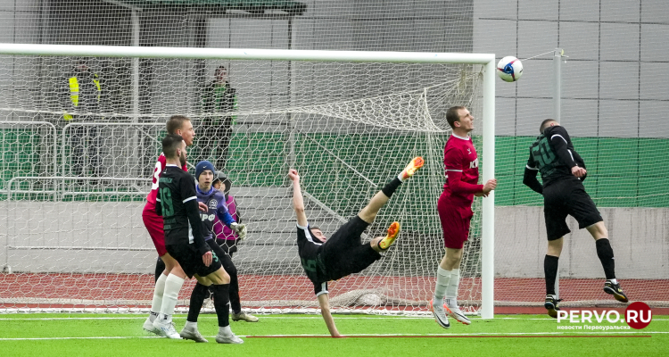 Футбольный клуб «Хромпик» разгромил «Арсенал-КПРФ»