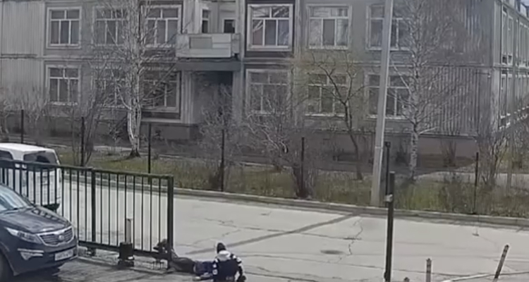 Ребёнка зажало автоматическими воротами в Первоуральске