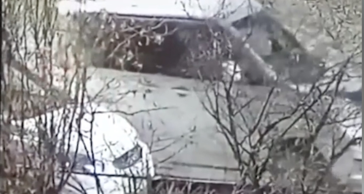 Таксист из Первоуральска проколол колеса припаркованных авто