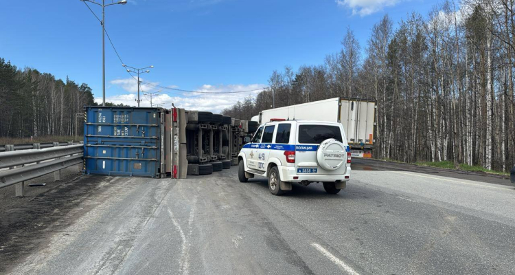 На федеральной трассе перевернулась фура