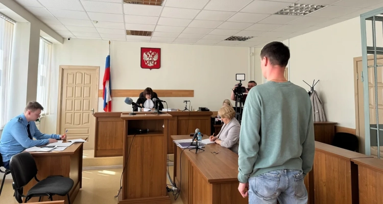 Экс-полицейского начали судить за избиение задержанного