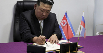 Ким Чен Ын пообещал наказать виновных за аварию во время спуска эсминца КНДР на воду