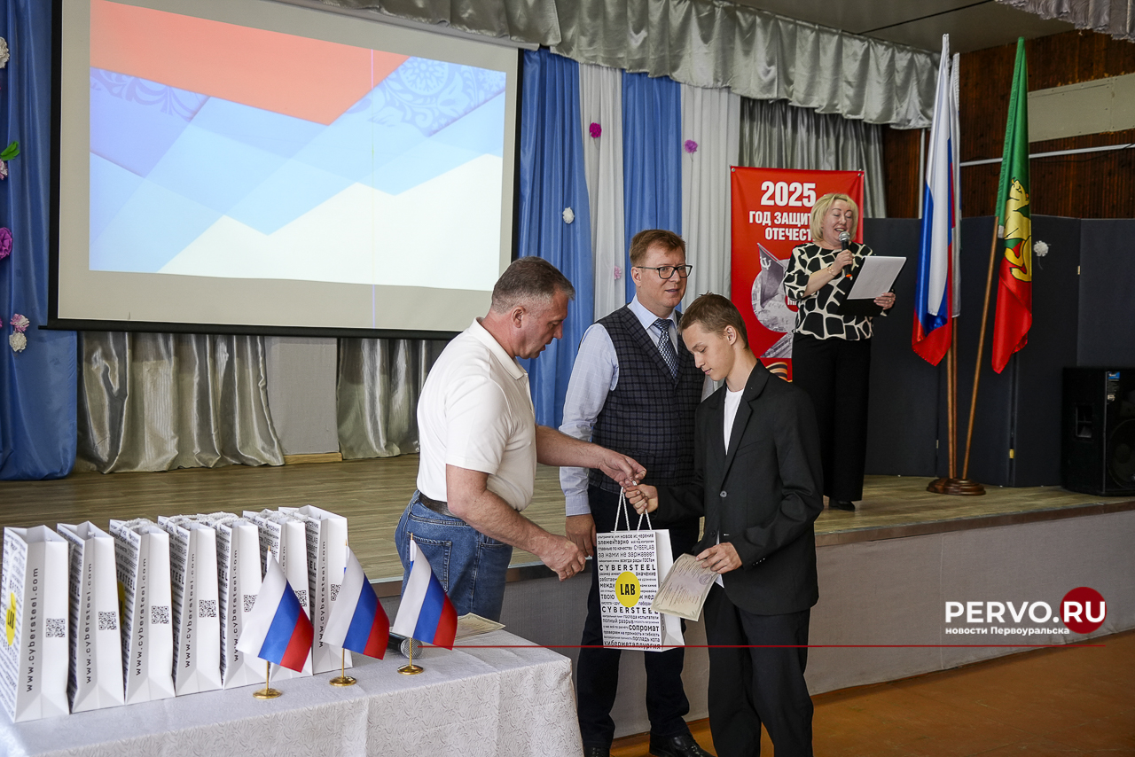 Школьники Первоуральска получили удостоверения «Моя первая профессия»
