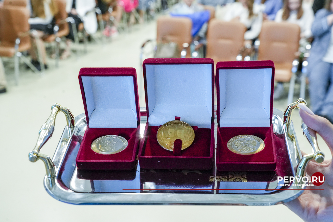 60 выпускников в Первоуральске получили медали I и II степени «За особые успехи в учении»