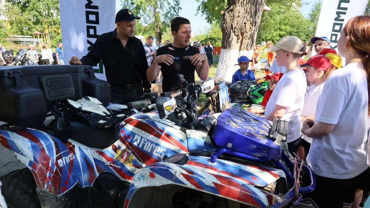 Полпред в УрФО приехал на детский праздник в центр социальной помощи «Росинка»