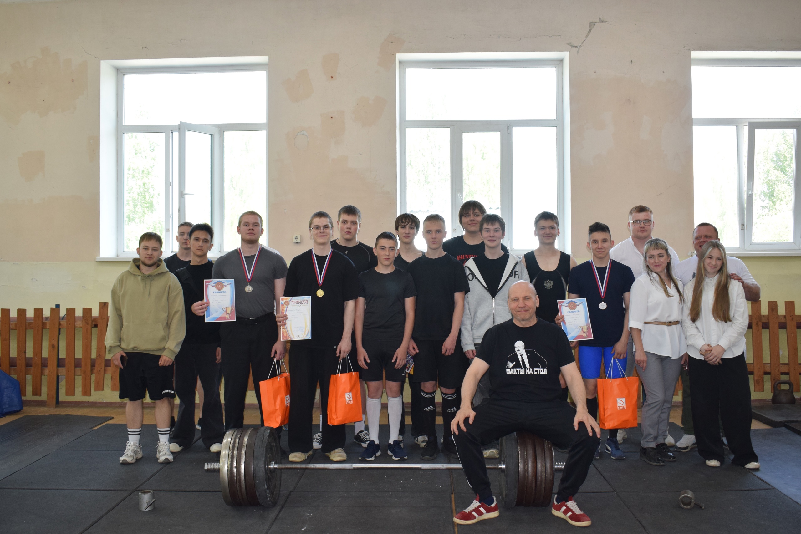 В городе прошли соревнования по пауэрлифтингу