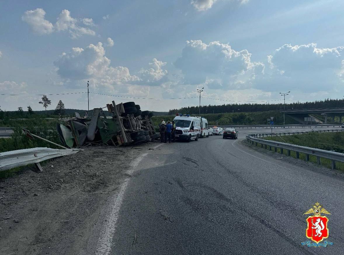 ЕКАД встал в трёхкилометровую пробку из-за перевернувшегося грузовика