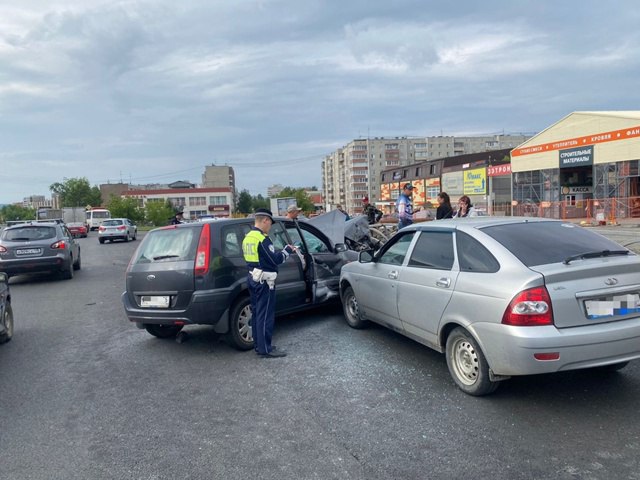 В Первоуральске на улице Ленина произошло тройное ДТП
