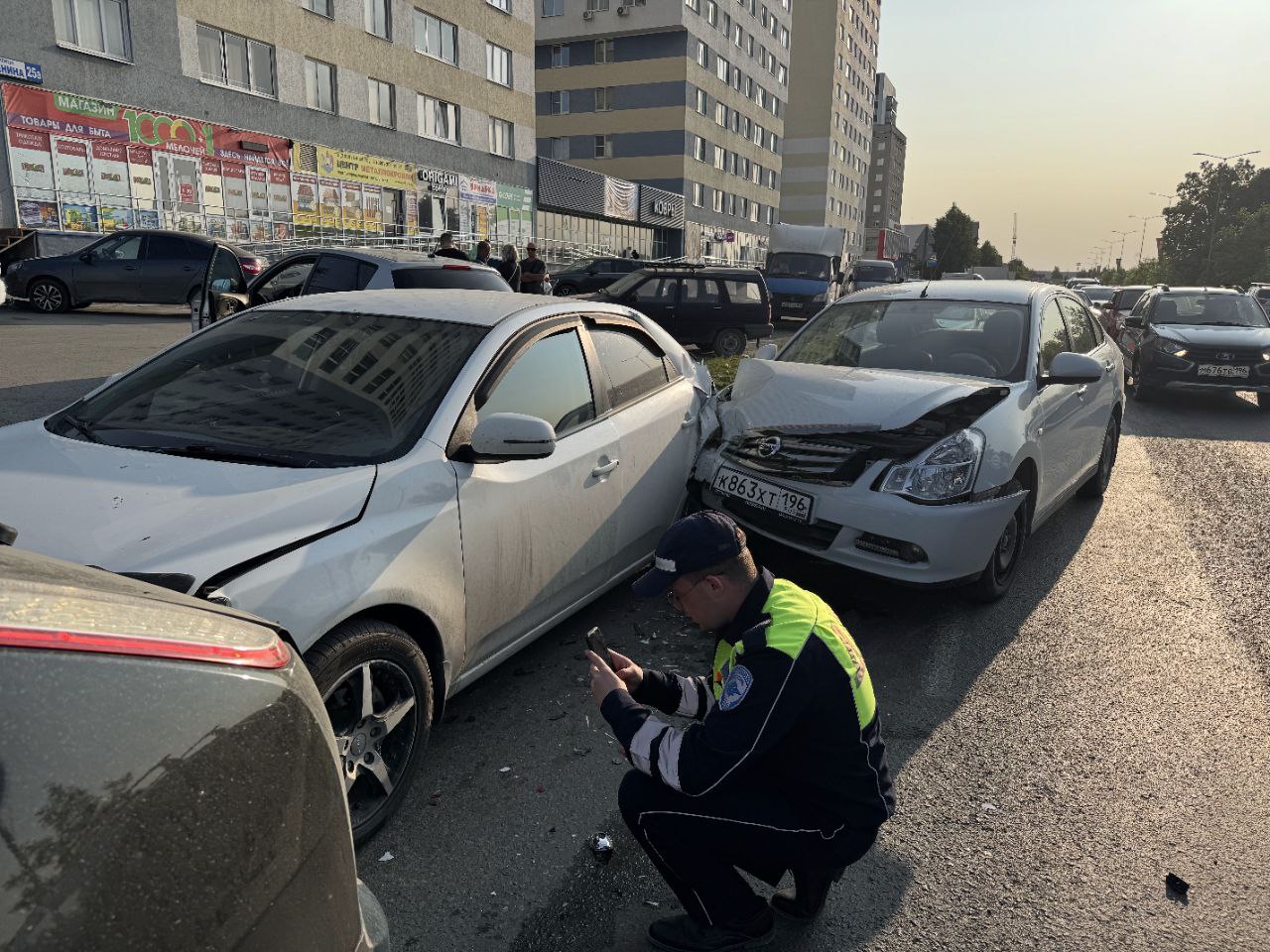 Сотрудники Госавтоинспекции устанавливают обстоятельства массового ДТП в Первоуральске