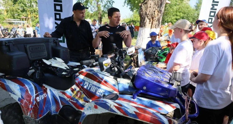 Полпред в УрФО приехал на детский праздник в центр социальной помощи «Росинка»