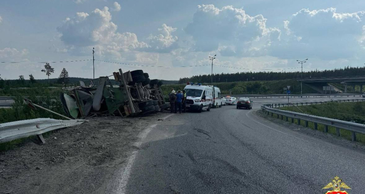 ЕКАД встал в трёхкилометровую пробку из-за перевернувшегося грузовика