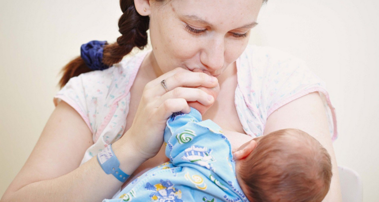 Молодые мамы получили сертификаты на покупку товаров первой необходимости для новорождённых