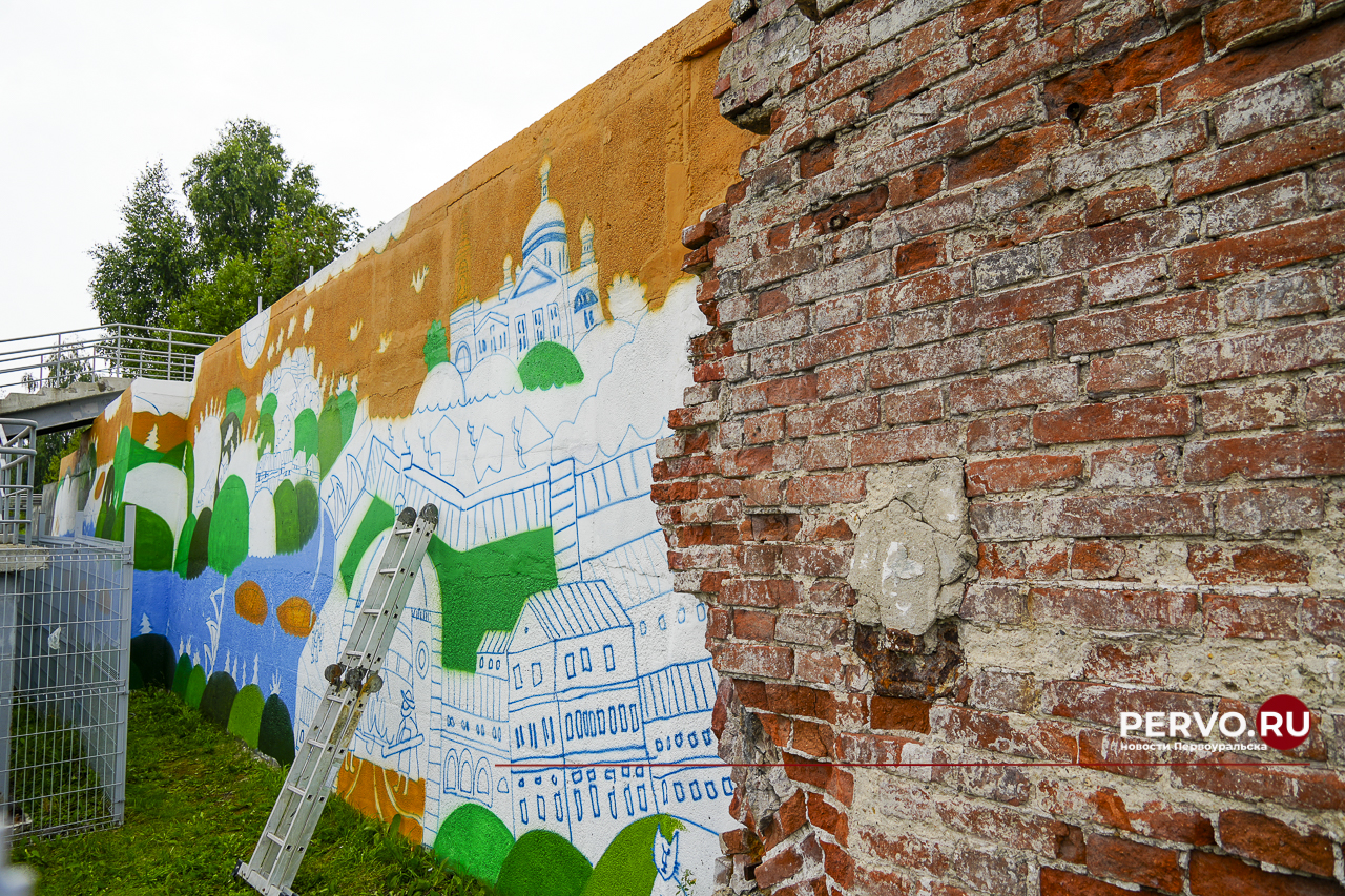 В Первоуральске рисуют большой мурал