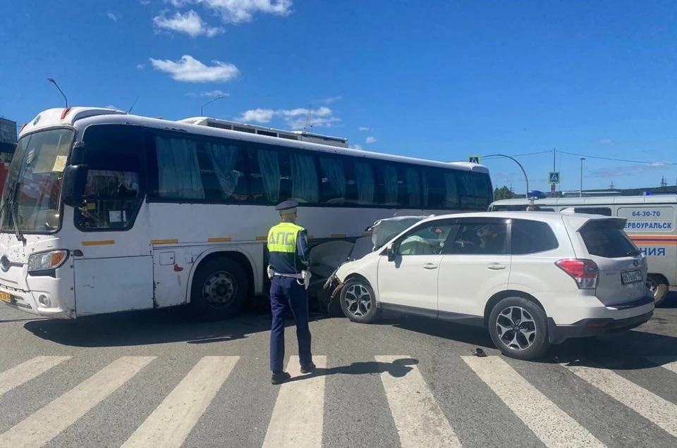 Водитель Subaru спровоцировал массовое ДТП, и врезался в автобус