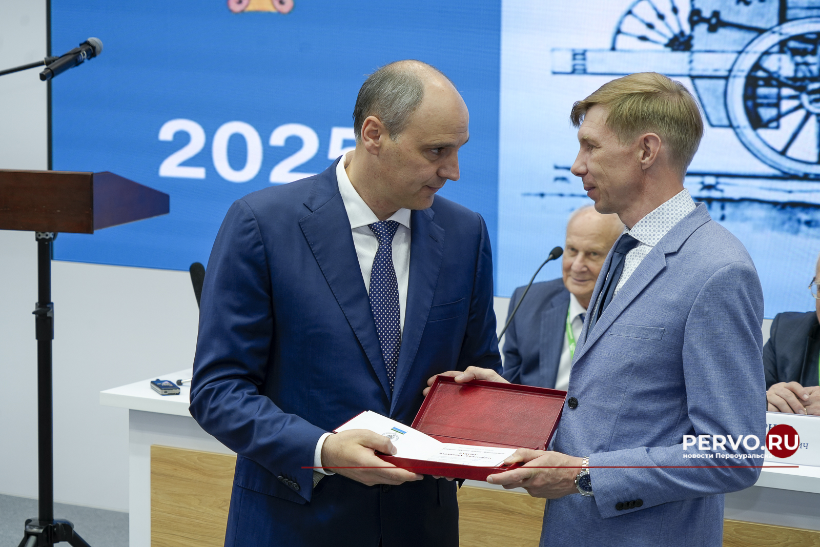 Денис Паслер вручил первоуральцам премии имени Черепановых