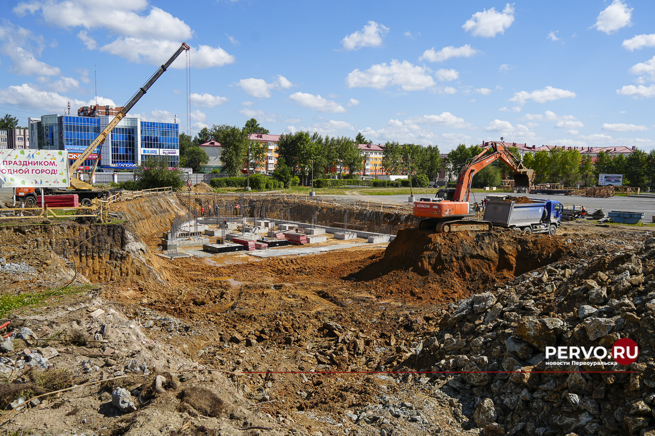 На стройплощадке стадиона «Уральский Трубник» заливают фундамент