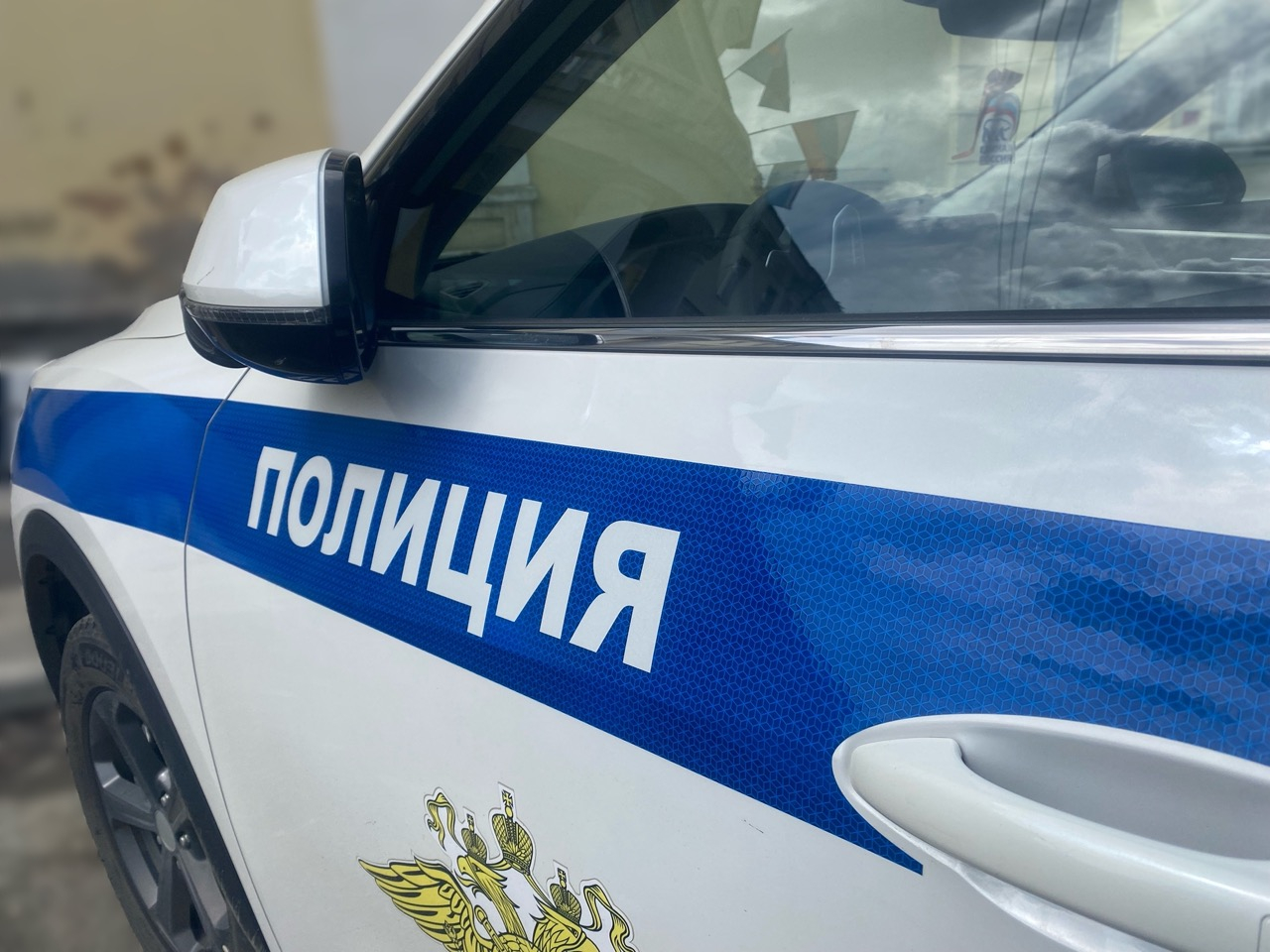 Перед судом предстанут трое мужчин, обвиняемые в совершении грабежа