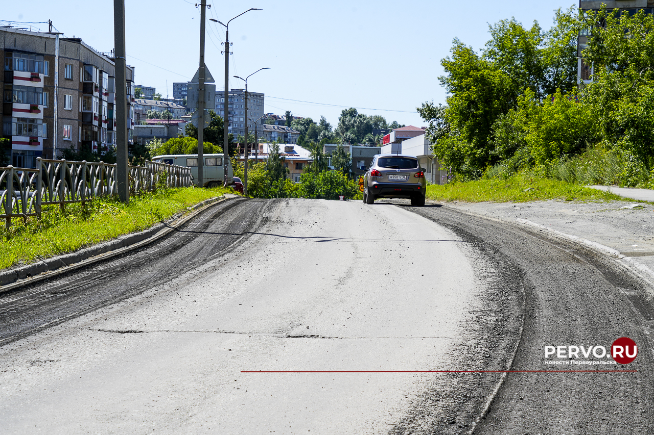 В Первоуральске на улице Чекистов начали делать новый асфальт