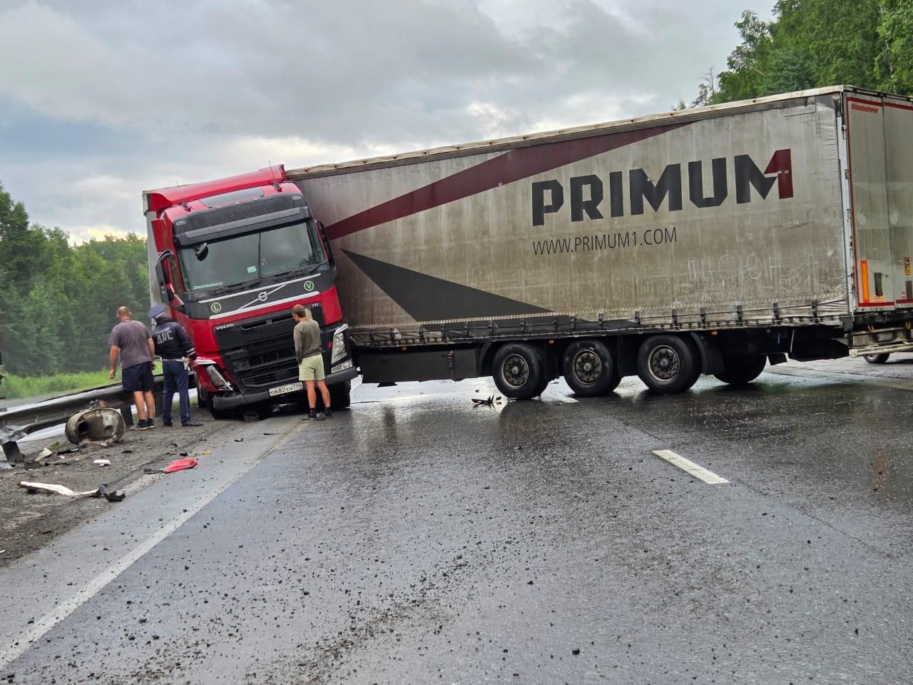 Из-за ДТП фура перекрыла федеральную трассу