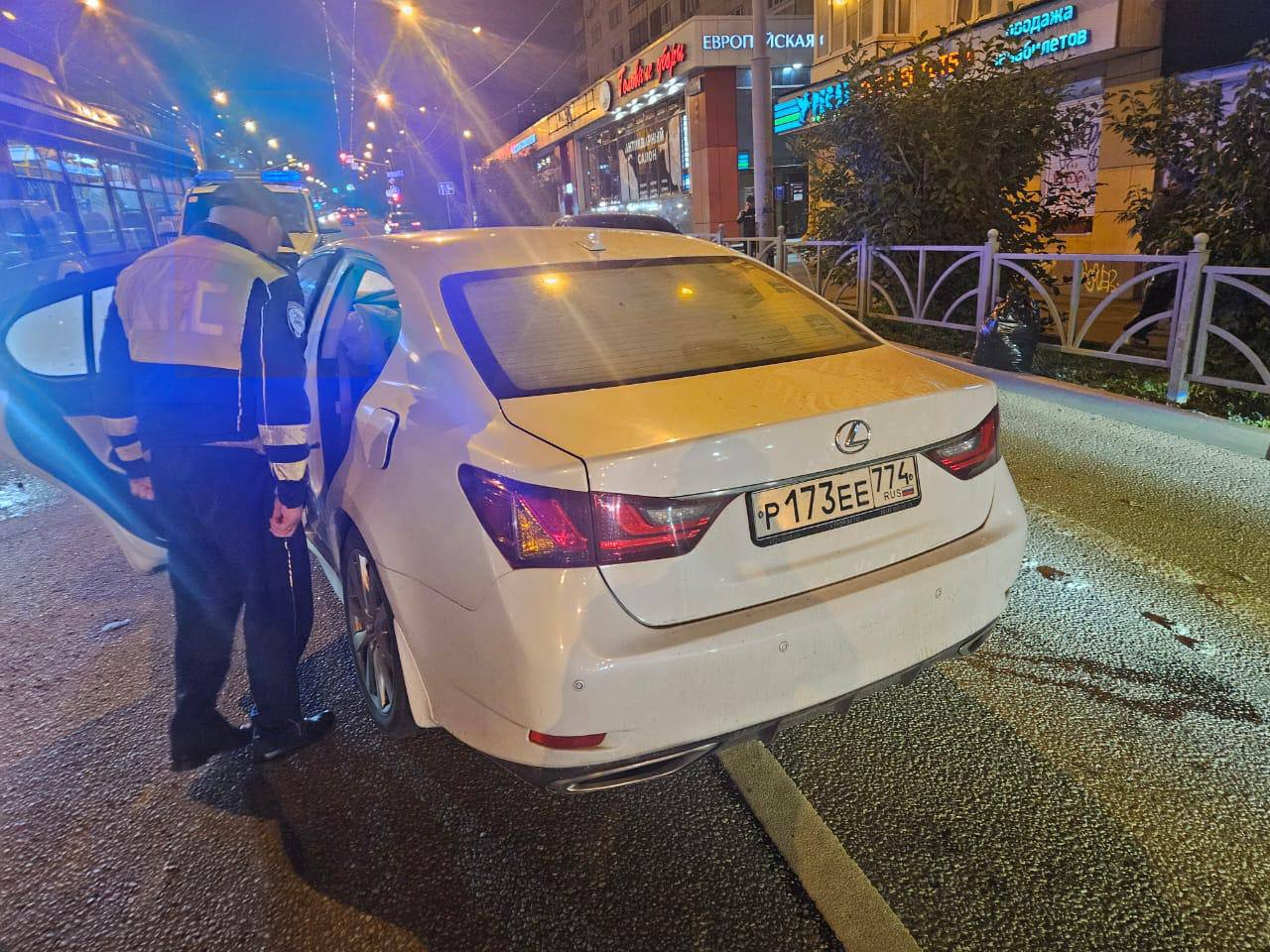 В центре Екатеринбурга машину из-за ДТП разорвало на части