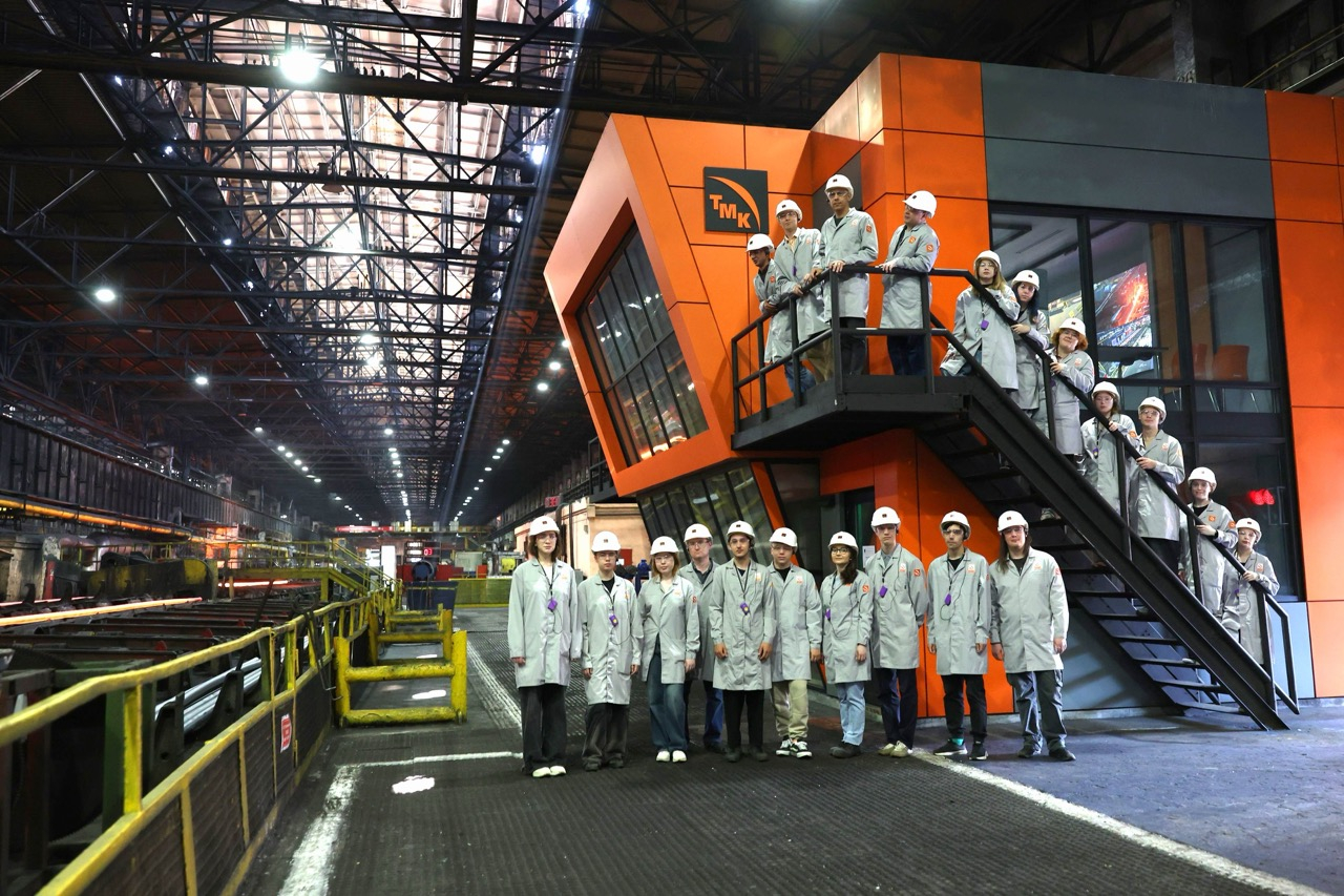 Студенты УрФУ прошли гибридные стажировки на ПНТЗ