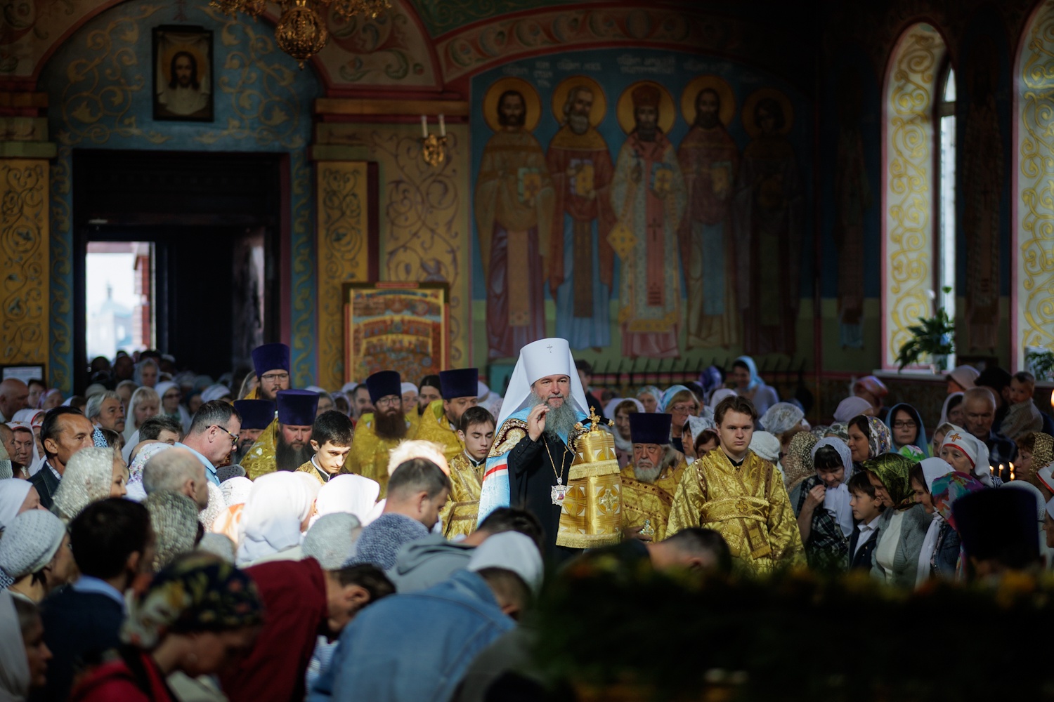 В храме Петра и Павла прошла торжественная литургия