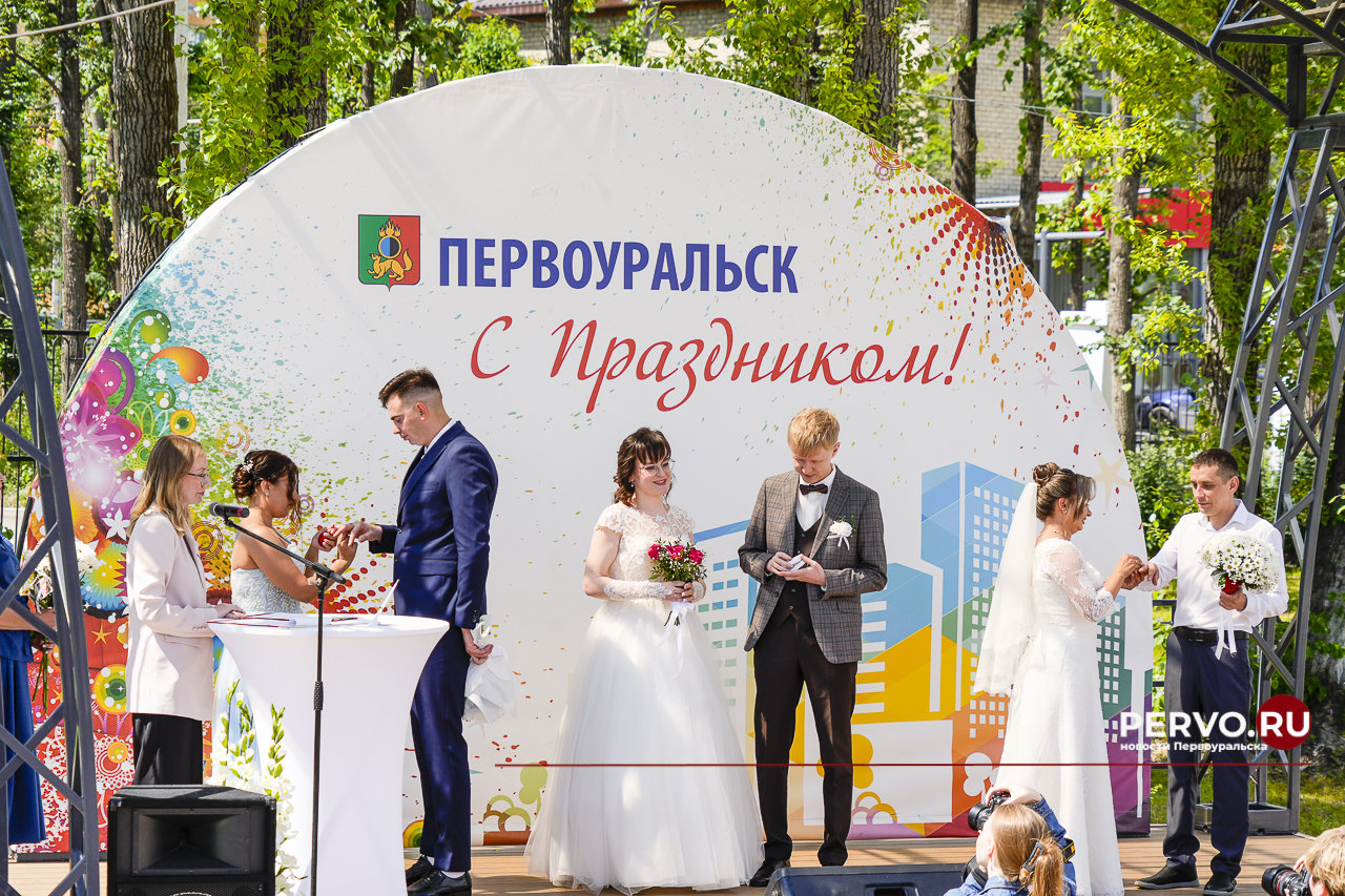 Три молодых пары связали себя узами брака в театральном парке